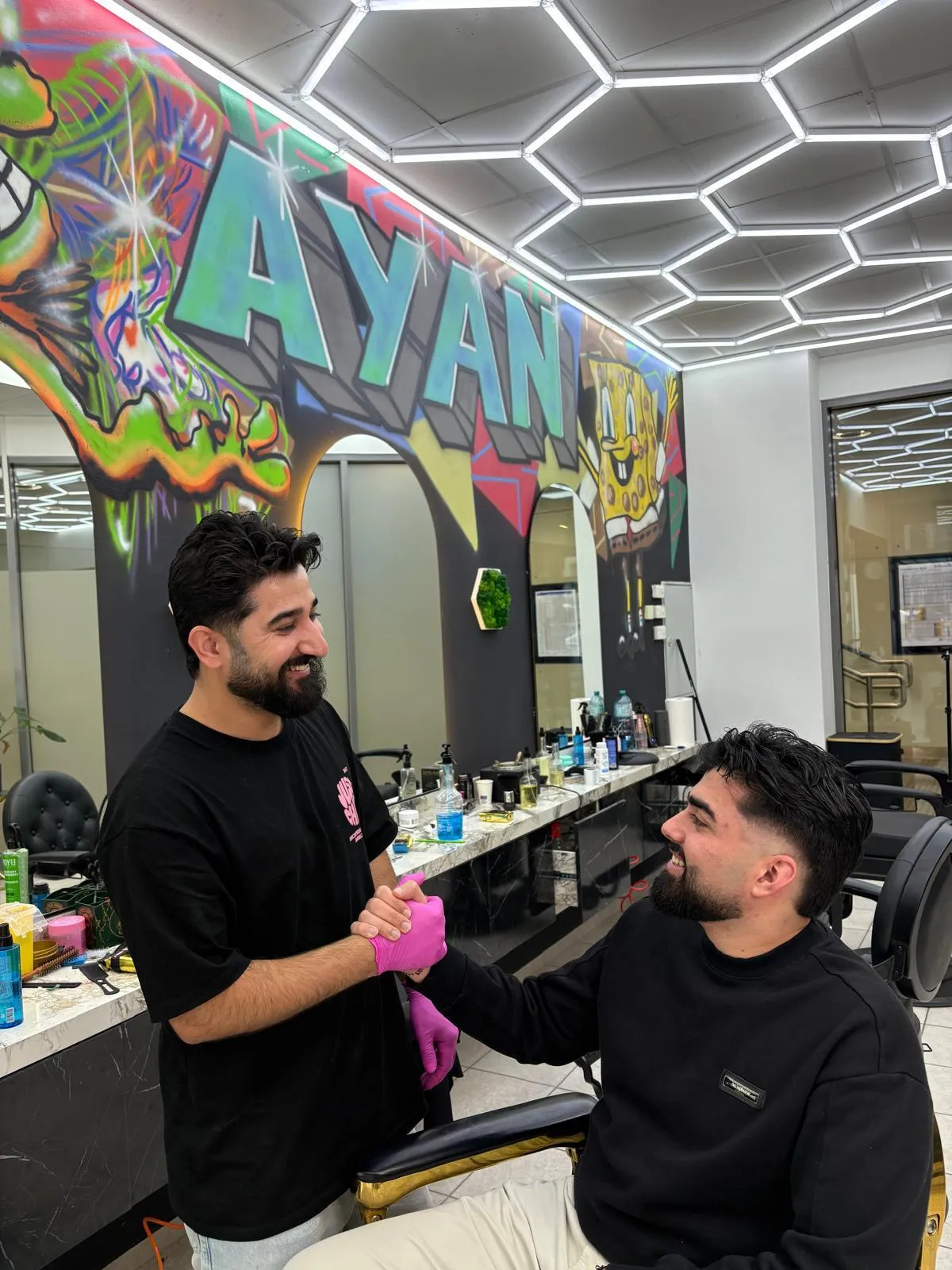 Barbier führt einen präzisen Haarschnitt in entspannter Atmosphäre durch.